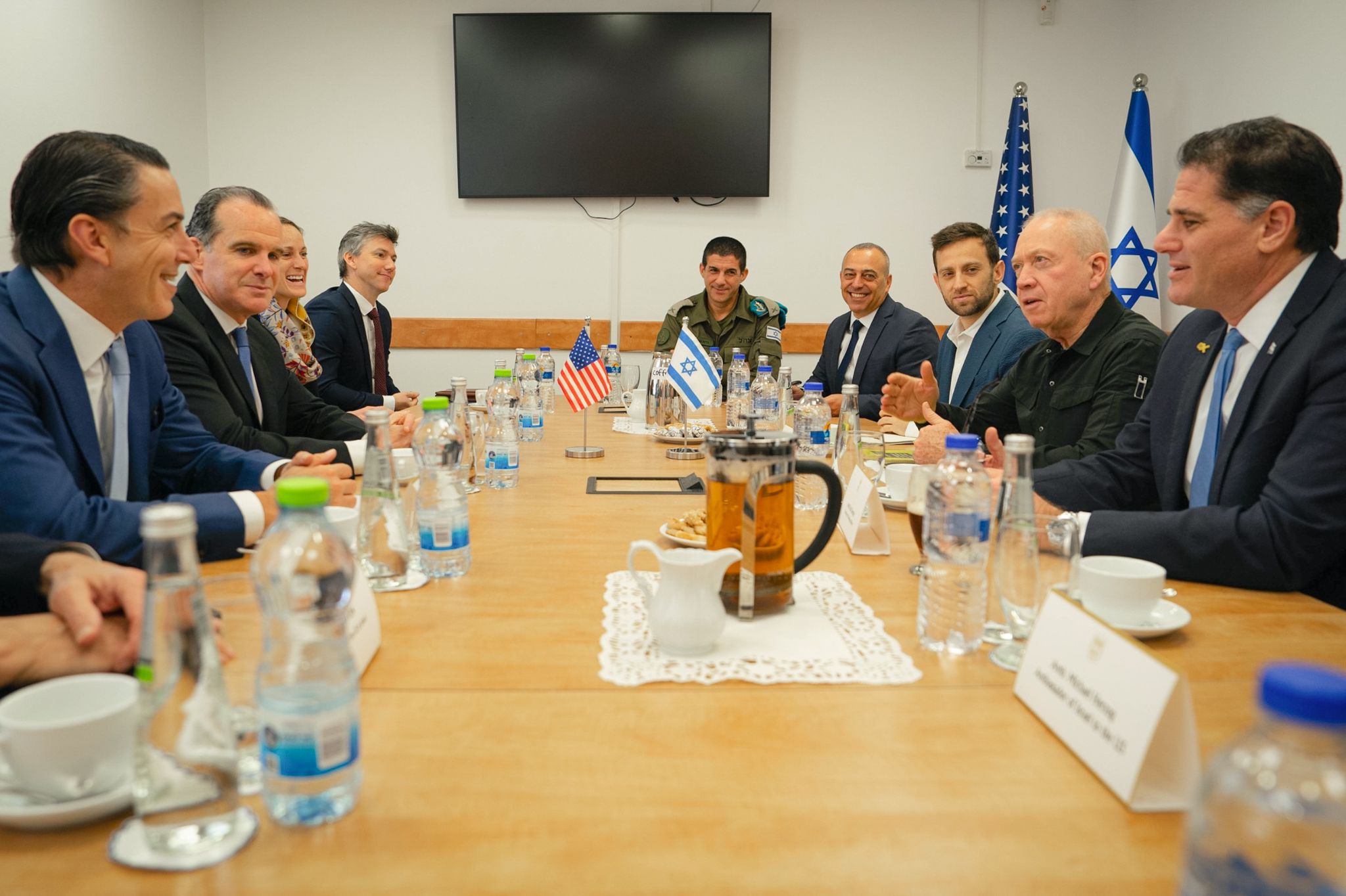 Gallant meets US officials