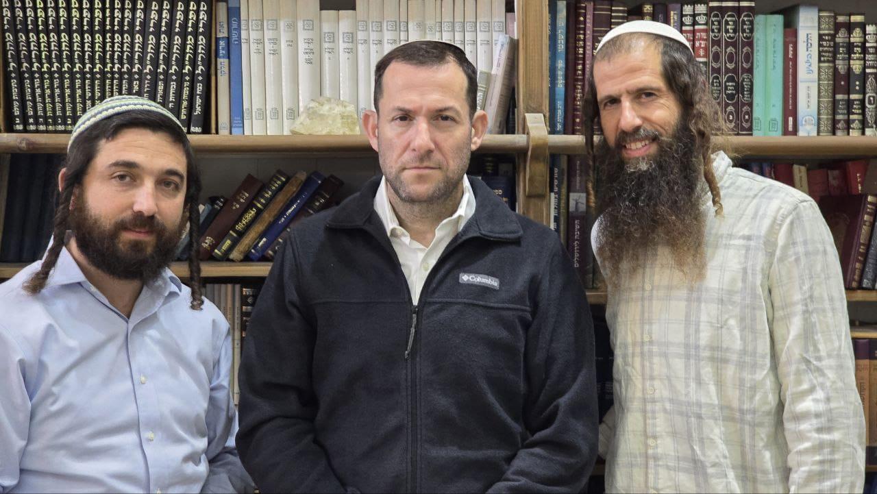 דוד בר נתן עם יוסי דגן וצבי סוכות