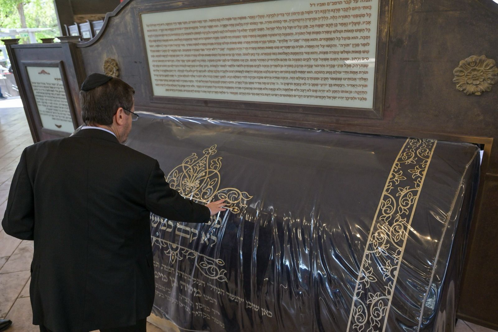 The President at the tomb