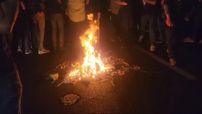 Gallant fired: Left wing protesters light bonfire on Ayalon Highway