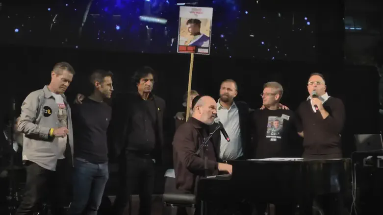 Moving: Yaakov Shwekey and Yonatan Razel sing with families of hostages