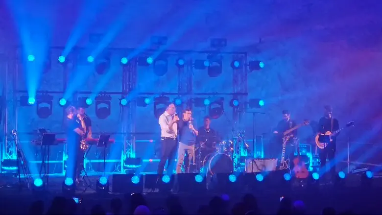 Moving: Yaakov Shwekey sings with IDF soldier's bereaved brother