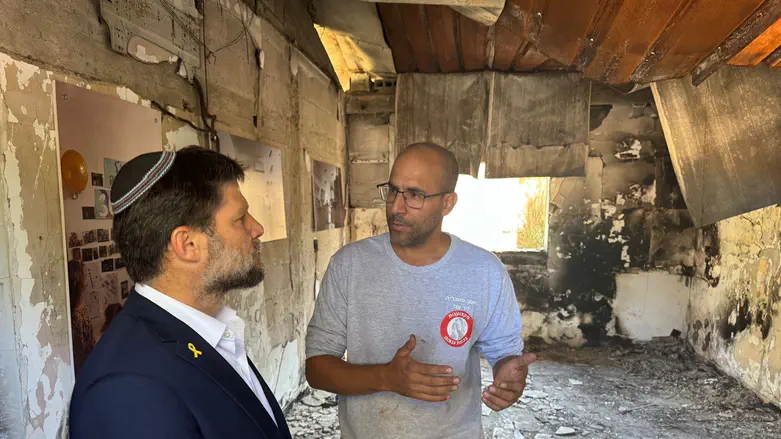 Minister Smotrich at Nir Oz: 'I am committed to bringing the hostages home'