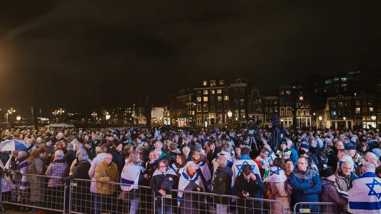 Watch live: Thousands rally against antisemitism in Amsterdam