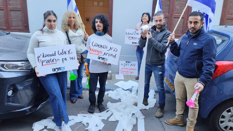 With toilet paper | Watch: Protest held outside home of justice who visited terrorists