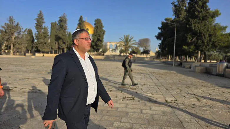 Ben-Gvir visits Temple Mount for Chanukah