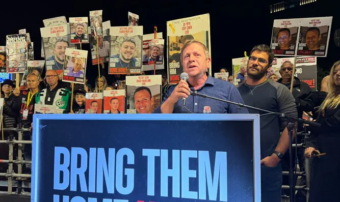 Speakng at vigil with IDF commander son who brought back bodies of hostages \Family Forum