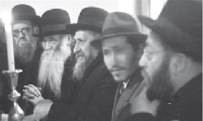 תמונה מחתונת בן הרב מבריסק: משמאל הרב חרל"פ, הרב איסר זלמן מלצר, הרב מבריסק, החת